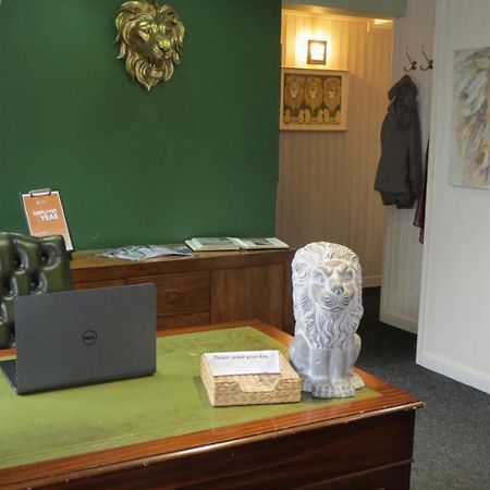 ホテル The Lion ワッデスドン エクステリア 写真