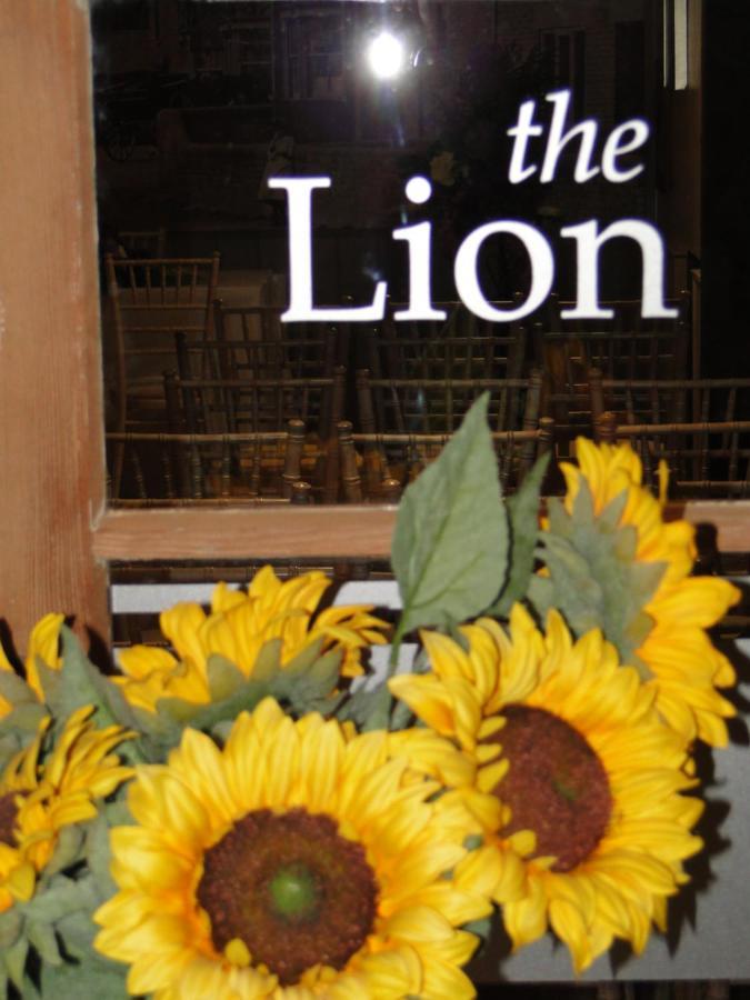 ホテル The Lion ワッデスドン エクステリア 写真